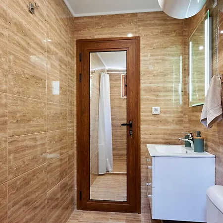 Corner In The Center - 2bd Μπουργκάς